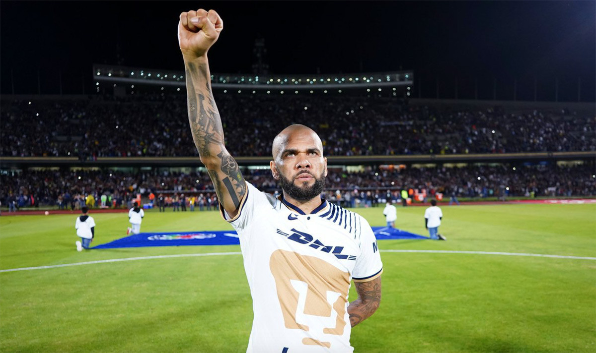 Dani Alves levanta el puño antes de un partido con Pumas de México / TWITTER