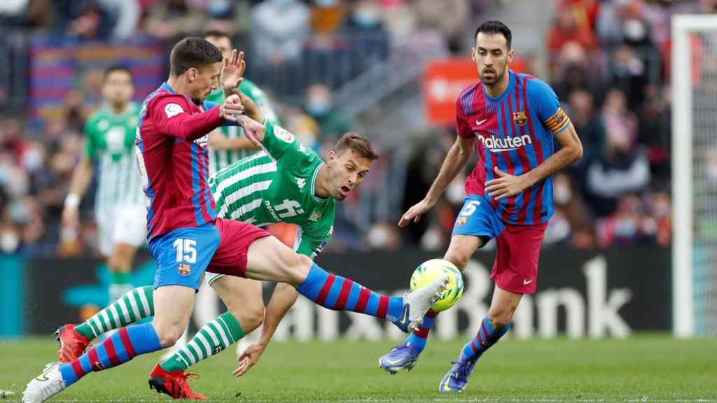 Lenglet y Busquets, en acción contra el Betis / EFE