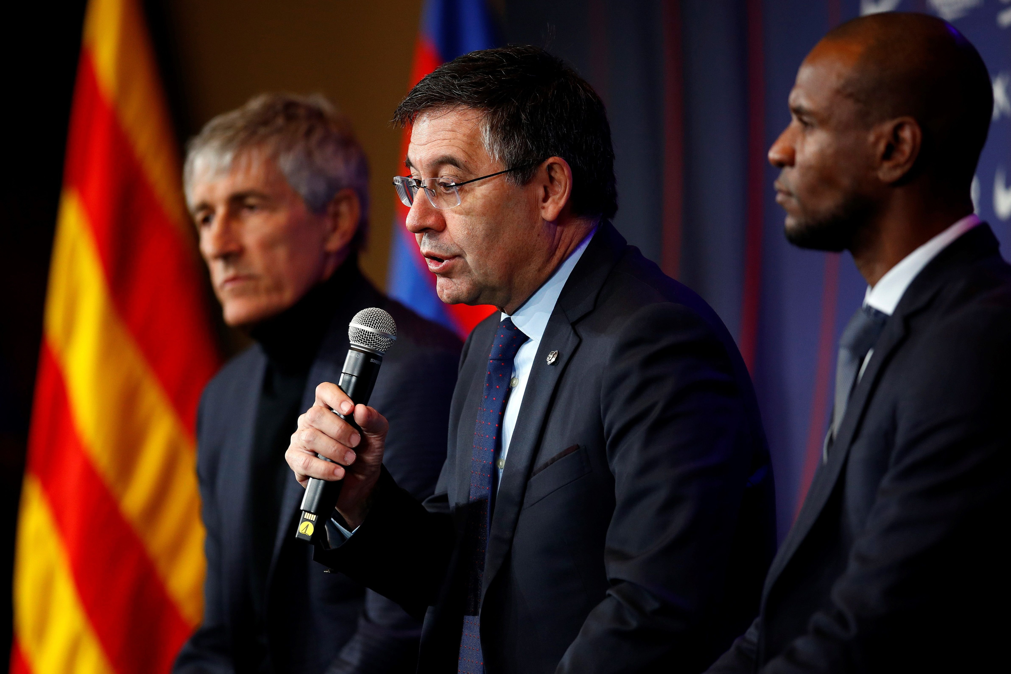 Bartomeu junto a Abidal y el nuevo entrenador Quique Setién / EFE