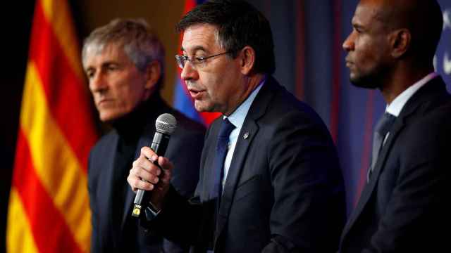 Bartomeu junto a Abidal y el nuevo entrenador Quique Setién / EFE