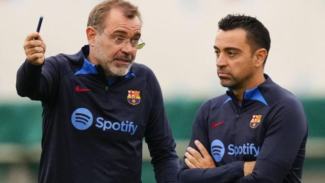 Xavi y su hermano Óscar Hernández, durante un entrenamiento del Barça / EFE