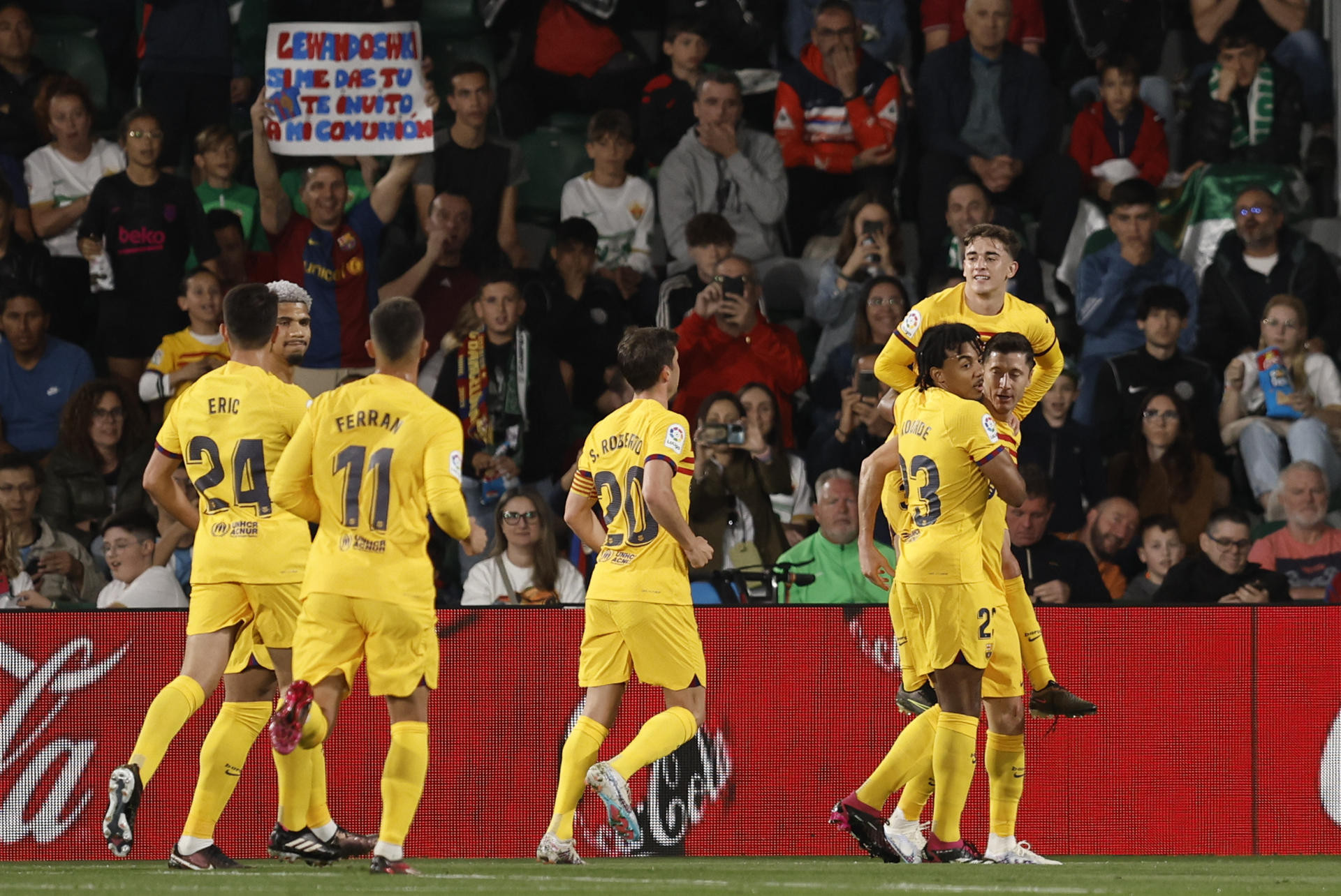 Los jugadores del Barça celebran un gol de Lewandowski / EFE