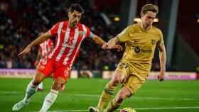 Frenkie de Jong protege el balón contra un jugador del Almería / FCB