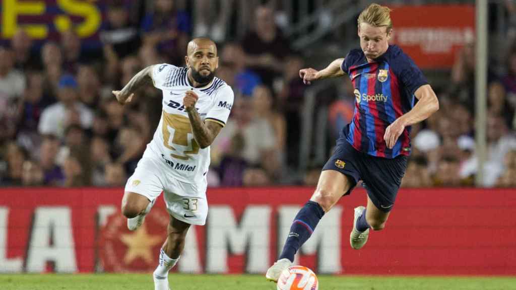 Frenkie de Jong, perseguido por Dani Alves en el Gamper / EFE