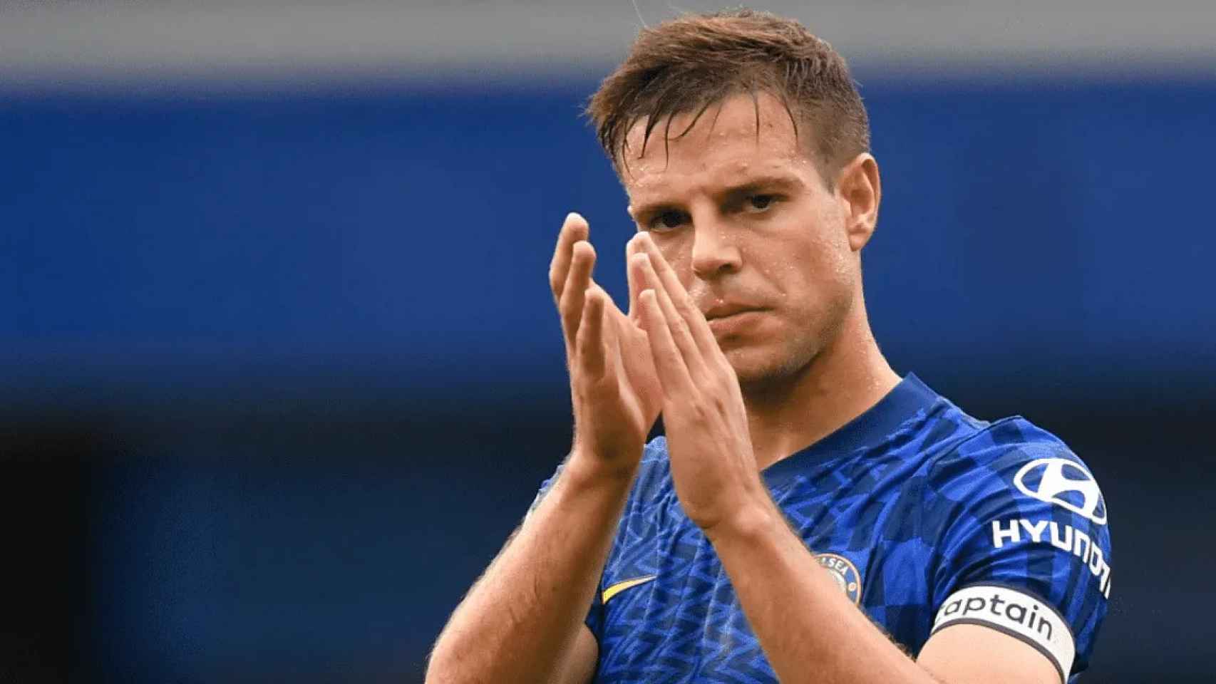 César Azpilicueta, aplaudiendo a la grada, después de un partido del Chelsea / EFE