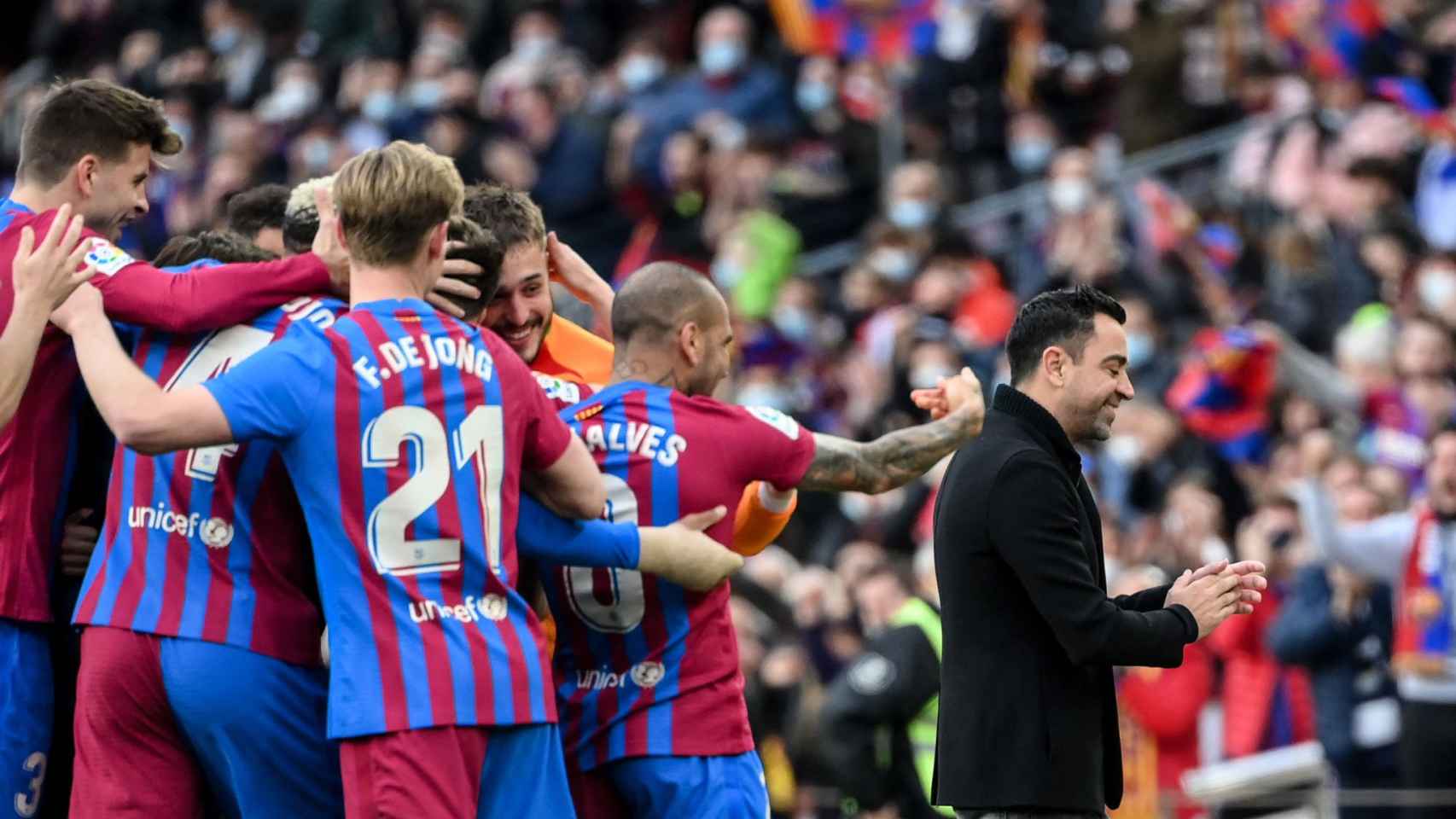 El Barça y Xavi, celebrando uno de los goles contra el Atlético en el Camp Nou / EFE