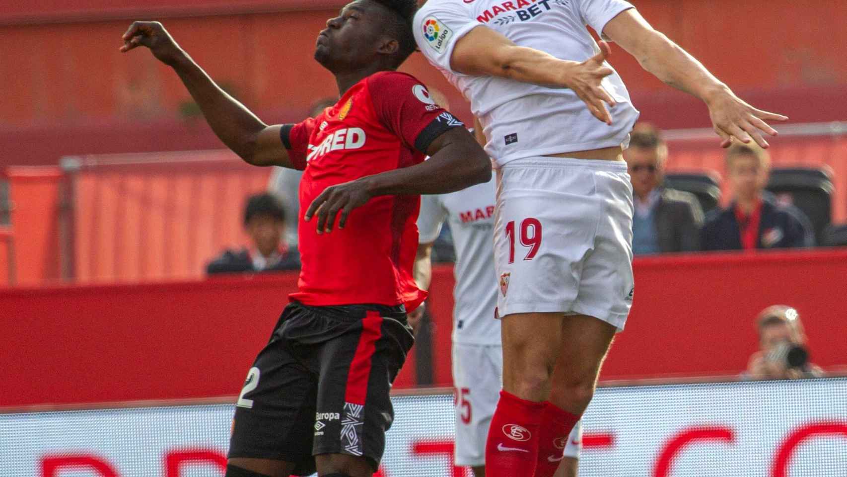 Luuk De Jong luchando por alto un balón EFE