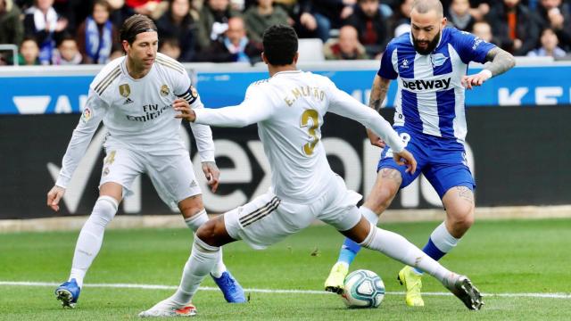Militao despeja un balón ante Aleix Vidal | EFE