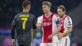 Matthijs de Ligt saluda a Cristiano Ronaldo tras el Ajax-Juventus