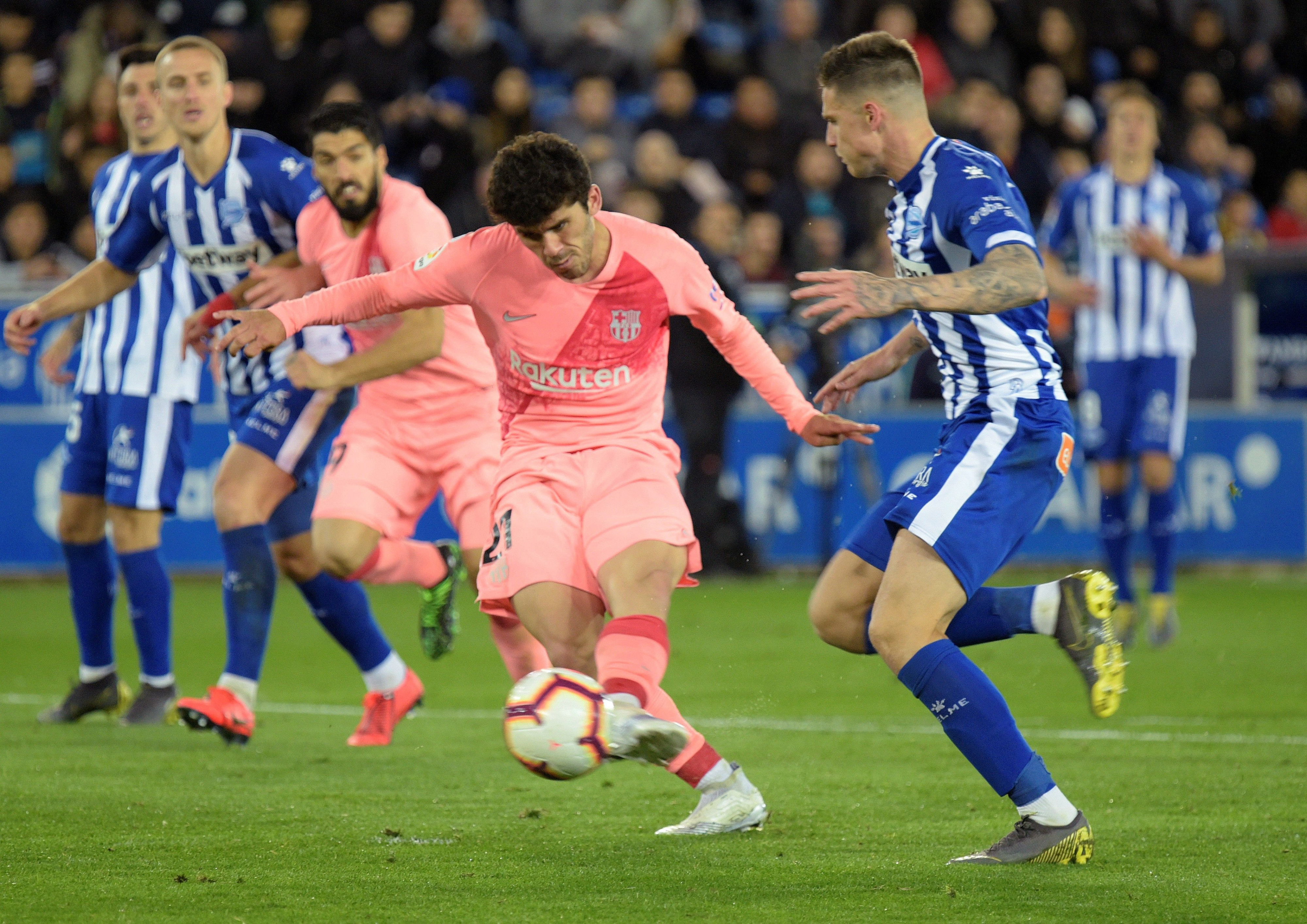 Una foto de Carles Aleñá, futbolista del Barça formado en La Masia, durante el partido ante el Alavés / EFE