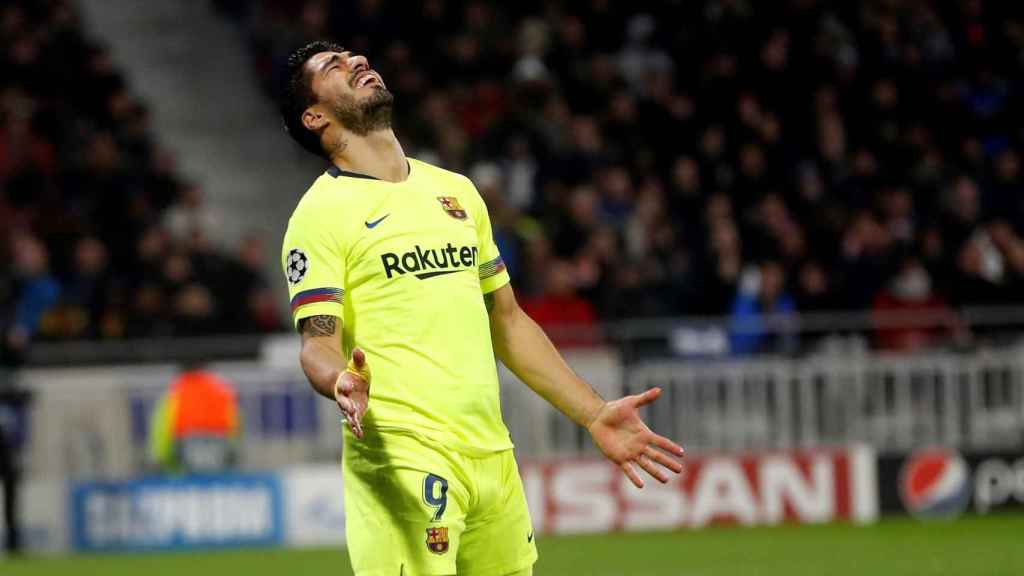 Suárez se lamenta por una de las ocasiones que falló ante el Olympique de Lyon / EFE