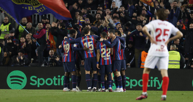 La afición del Barça celebra uno de los goles de su equipo ante el Sevilla / EFE