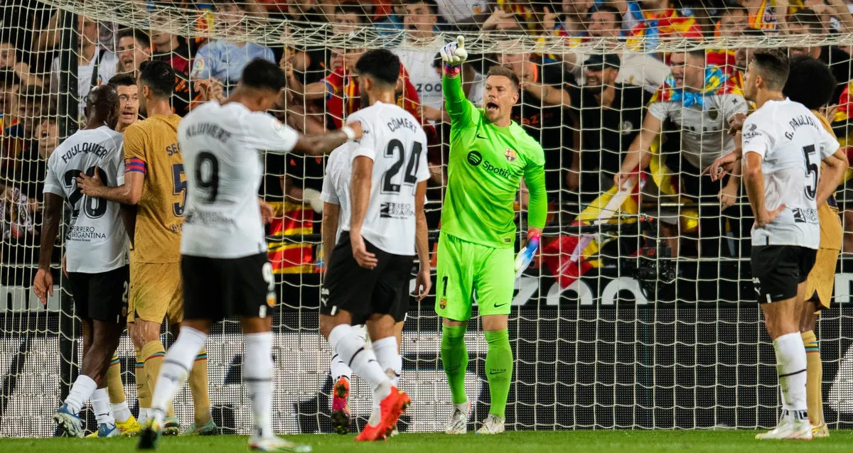 Los gritos de Ter Stegen a sus compañeros, durante el triunfo del Barça en Mestalla / FCB