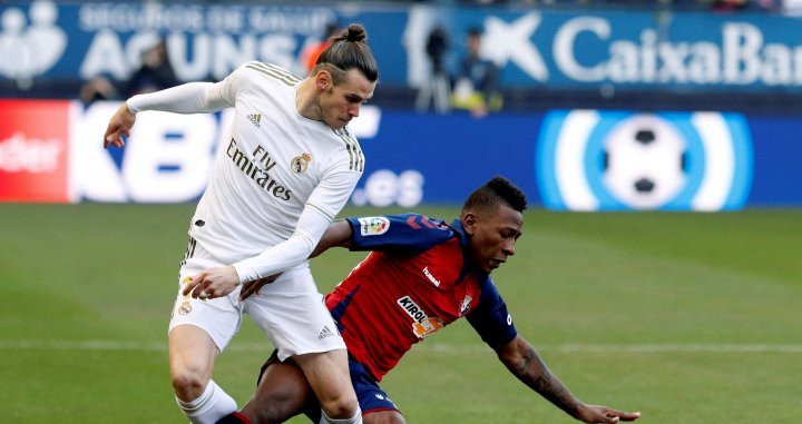 Gareth Bale luchando un balón con Estupiñan / EFE