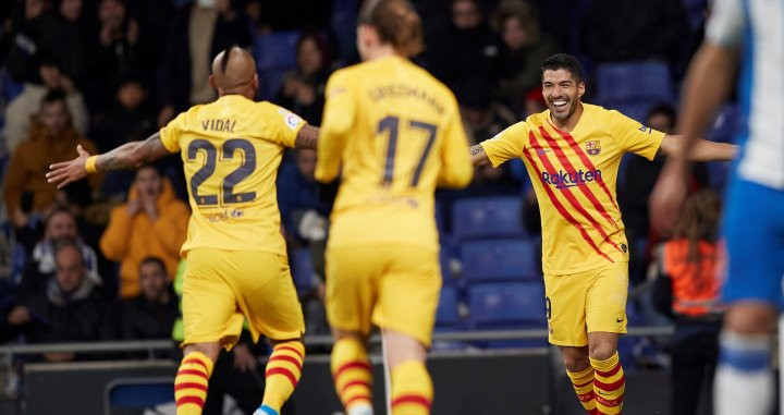 Arturo Vidal y Luis Suárez celebrando el gol del chileno contra el Espanyol / EFE