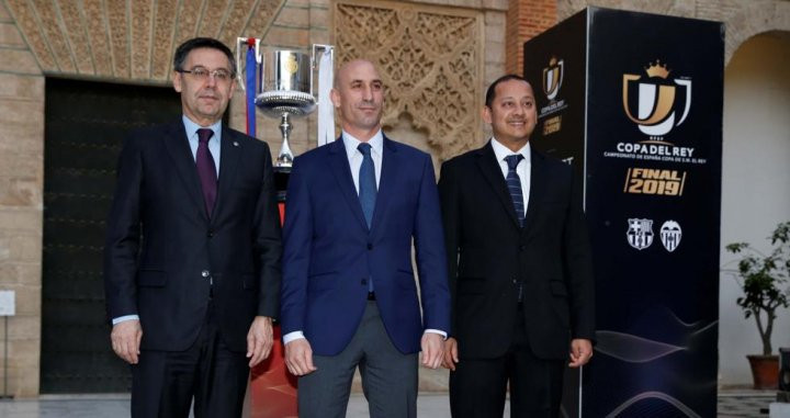 Anil Murphy, junto a Bartomeu y Rubiales en la previa de la Final de la Copa del Rey | EFE