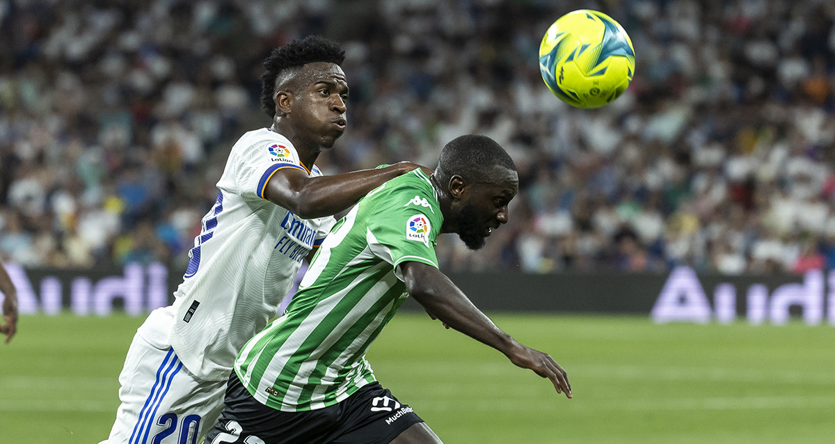 Vinicius, disputando un balón contra Sabaly, en el partido entre Real Madrid y Real Betis / EFE