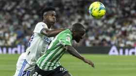 Vinicius, disputando un balón contra Sabaly, en el partido entre Real Madrid y Real Betis / EFE