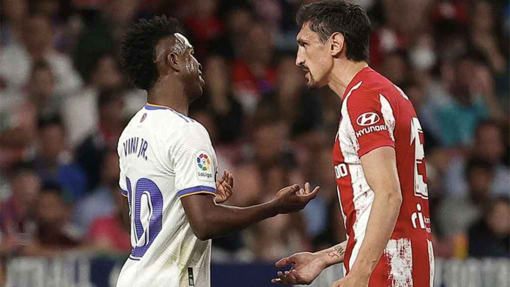 Vinicius Jr y Savic, durante una disputa en un Real Madrid-Atlético / REDES