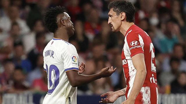 Vinicius Jr y Savic, durante una disputa en un Real Madrid-Atlético / REDES