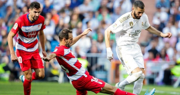 Benzema, en una acción ante el Granada | EFE