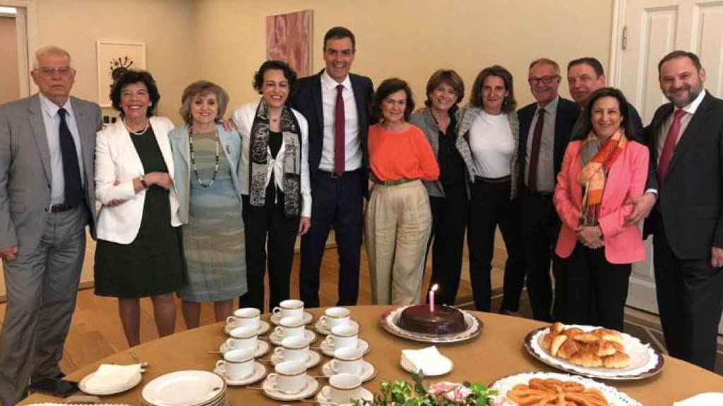 Josep Borrell, a la izquierda de la fotografía de la celebración del aniversario de Carmen Calvo / CG