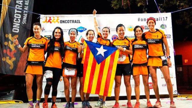 El equipo de Club Trail Girona, con una estelada en la carrera contra el cáncer Oncotrail 2017 / CG