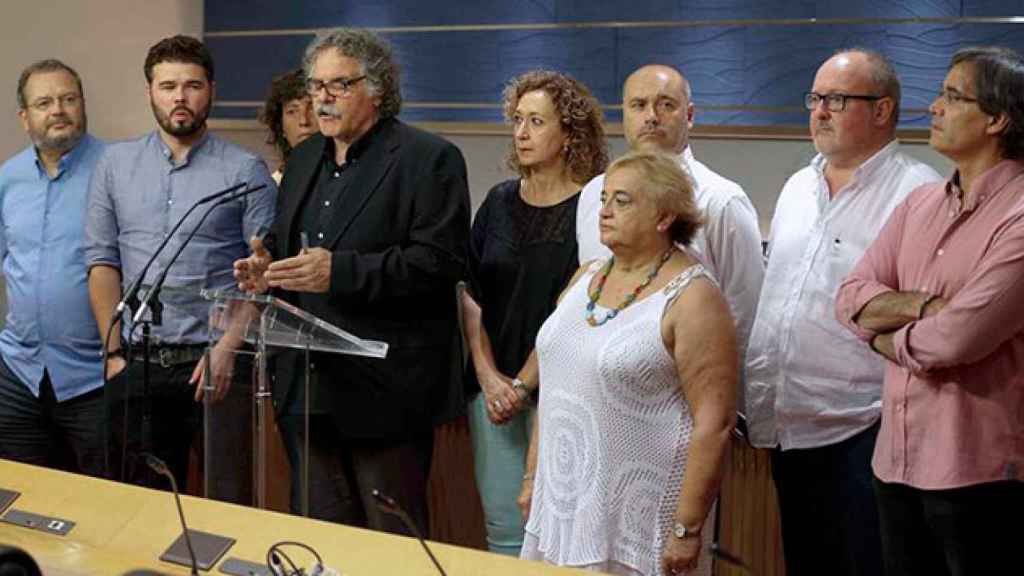 Tardà, Capella, detrás de él, y Capdevila, segundo por la derecha, en la presentación del grupo de ERC ayer poco antes de viajar a Barcelona.