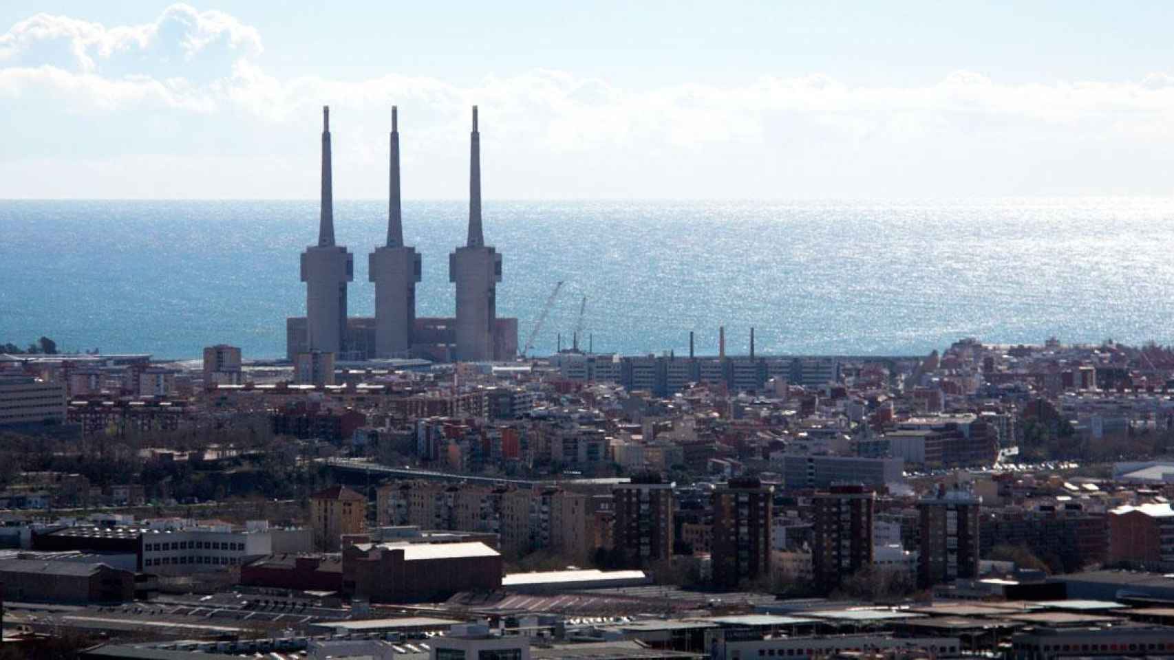 Imagen de Barcelona con las Tres Chimeneas del Besòs al fondo / CG