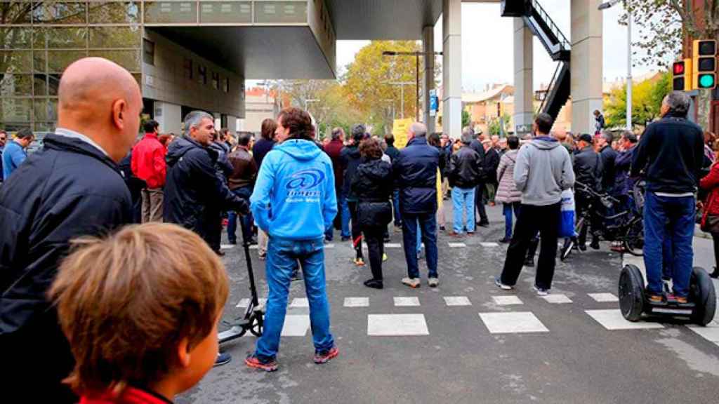 Manifestación de los vecinos de la Vila Olímpica contra el albergue juvenil / EFE