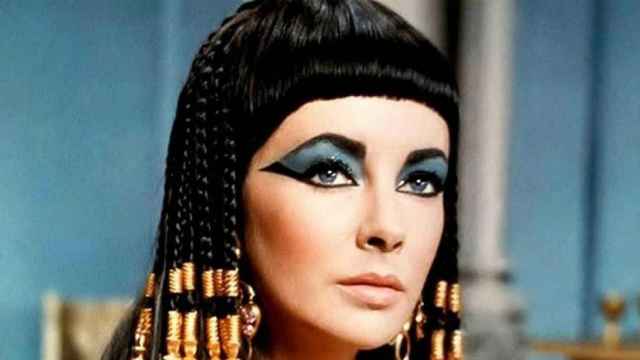 Elizabeth Taylor en Cleopatra (1963)  / CINE EN UN MINUTO