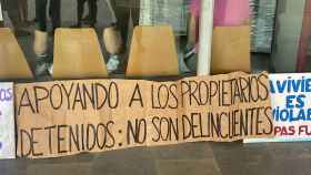 Carteles de apoyo a unos vecinos detenidos por echar a unos okupas de su vivienda en Calella / CG