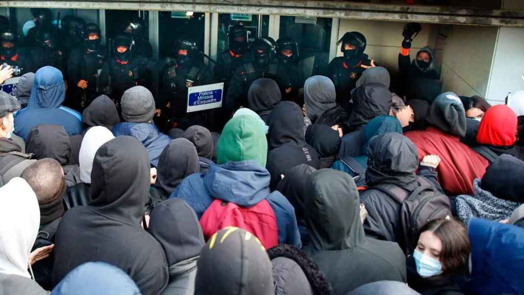 Varios mossos d'esquadra, frente a estudiantes de la Universitat Autònoma de Barcelona (UAB) / KIKE RINCÓN (EP)