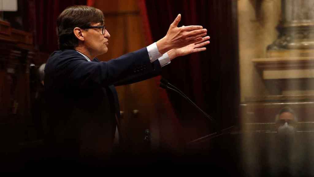 El líder del PSC en el Parlament, Salvador Illa, interviene durante la primera jornada del debate de investidura de Pere Aragonès / EFE