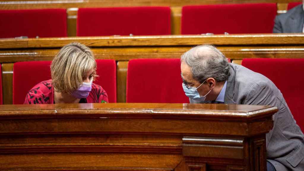 La 'consellera' de Salud de la Generalitat, Alba Vergés, habla con el 'president' de la Generalitat, Quim Torra / EP