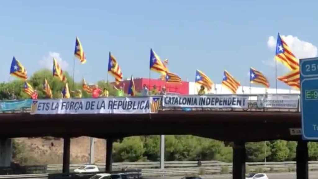 Activistas ocupan un puente sobre unas autopistas para reivindicar la independencia de Cataluña / ANC