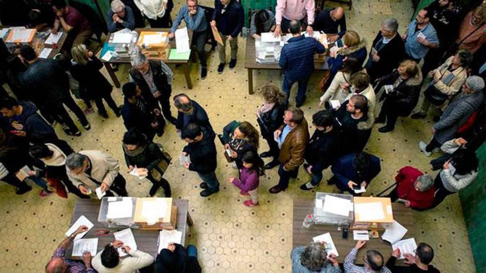 Colas para votar en la Universidad de Barcelon / EFE