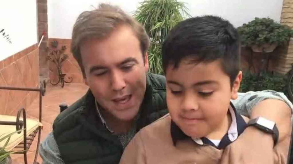 Imagen del vídeo en el que un niño le desea la muerte a Pedro Sánchez / TWITTER