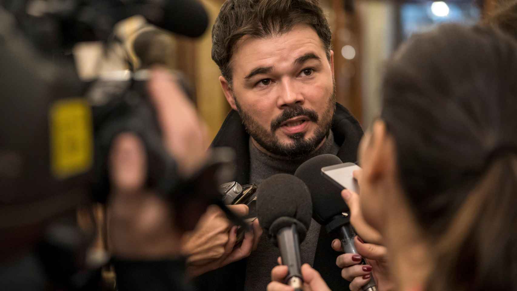 Gabriel Rufián, hablando con los medios en el Congreso / EFE