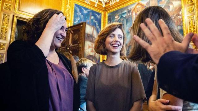 La alcaldesa de Barcelona, Ada Colau (i), junto a la actriz Leticia Dolera (d), en el pregón de las fiestas de la Mercè / AJ BCN