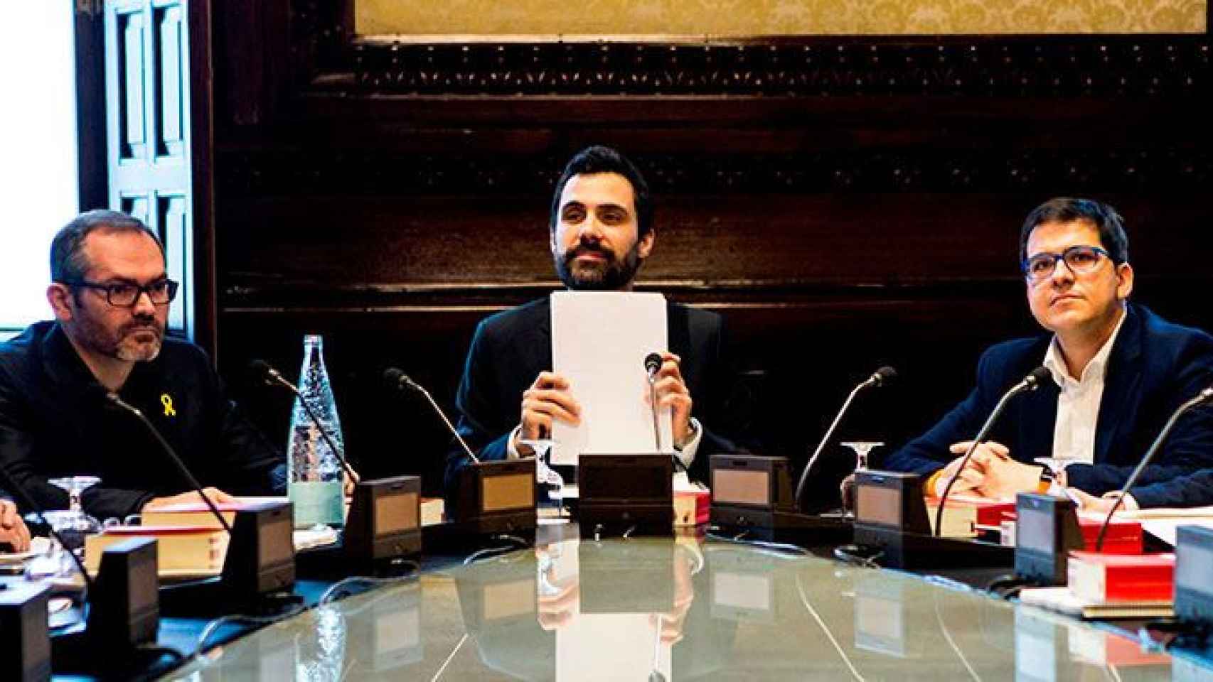 El presidente del Parlament, Roger Torrent, con los miembros de la Mesa Josep Costa (i) y José María Espejo-Saavedra (d), / EFE