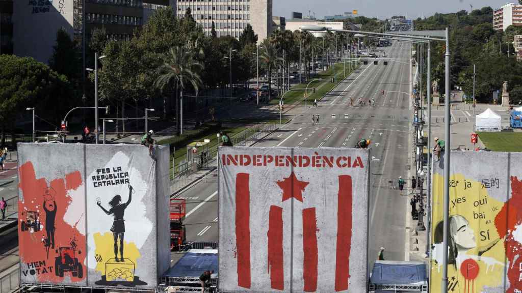 Técnicos de la ANC ultiman los preparativos de la manifestación independentista convocada en la avenida Diagonal de Barcelona / EFE