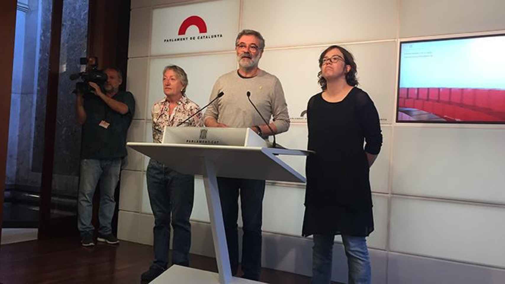 El diputado y portavoz de la CUP, Carles Riera, y la concejal en el Ayuntamiento de Barcelona, Eulàlia Reguant (d) / CG