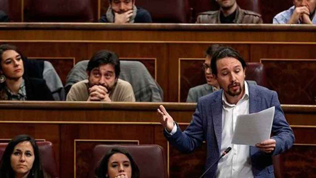 El líder de Unidos Podemos, Pablo Iglesia, junto a diputados del grupo parlamentario / EFE