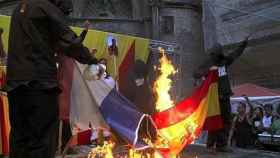 Quema de la bandera española durante la Diada de 2016 / EFE