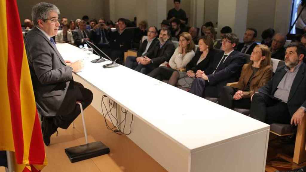 El exportavoz del PDeCAT en el Congreso de los Diputados, Francesc Homs (i), en el Colegio de Periodistas de Cataluña donde ofreció la conferencia Del 9N al Referéndum