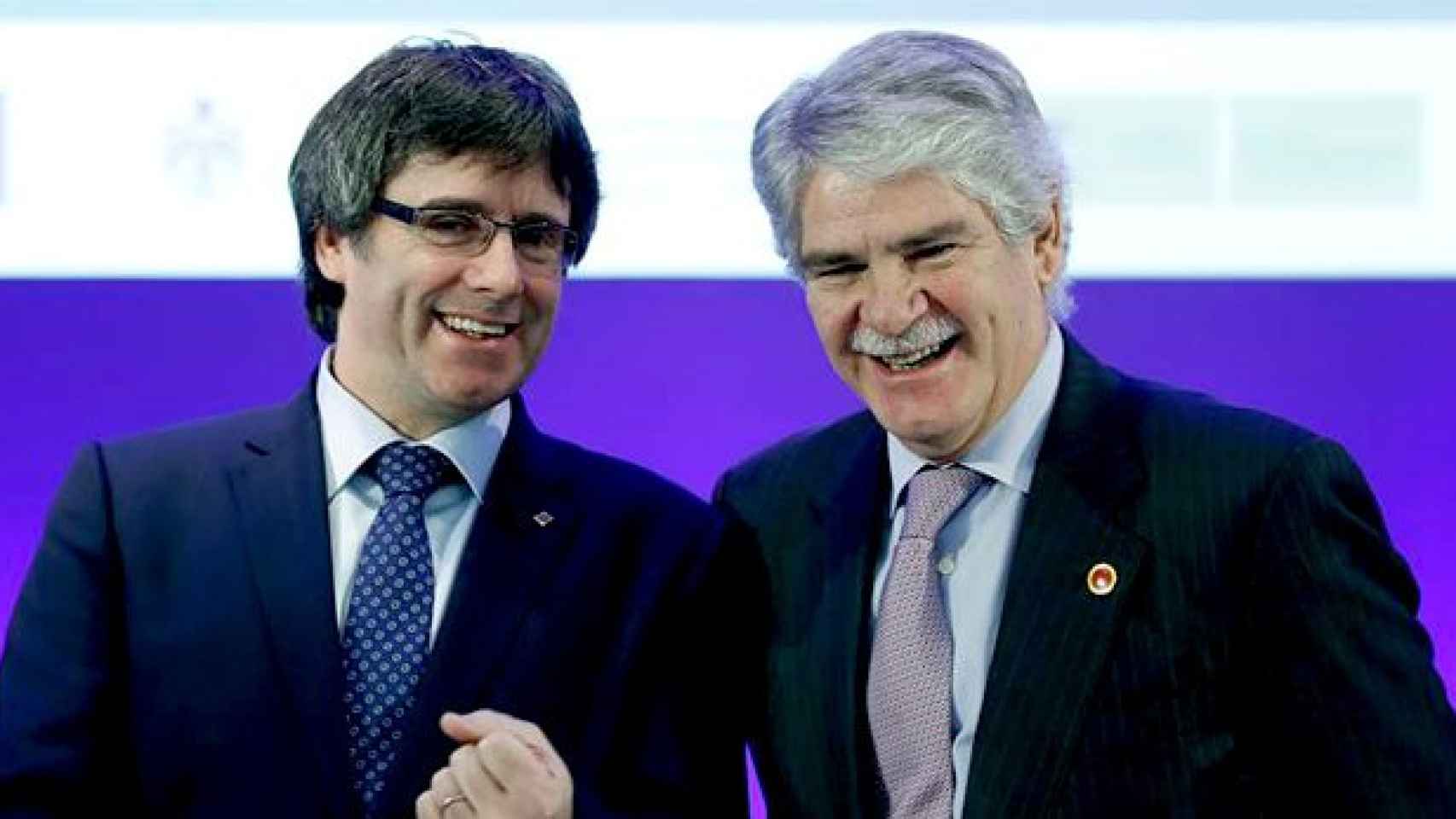 El ministro de Asuntos Exteriores y Cooperación, Alfonso Dastis Quecedo (d), y el presidente de la Generalitat, Carles Puigdemont, durante la inauguración del foro euromediterráneo que se celebra en Barcelona / EFE