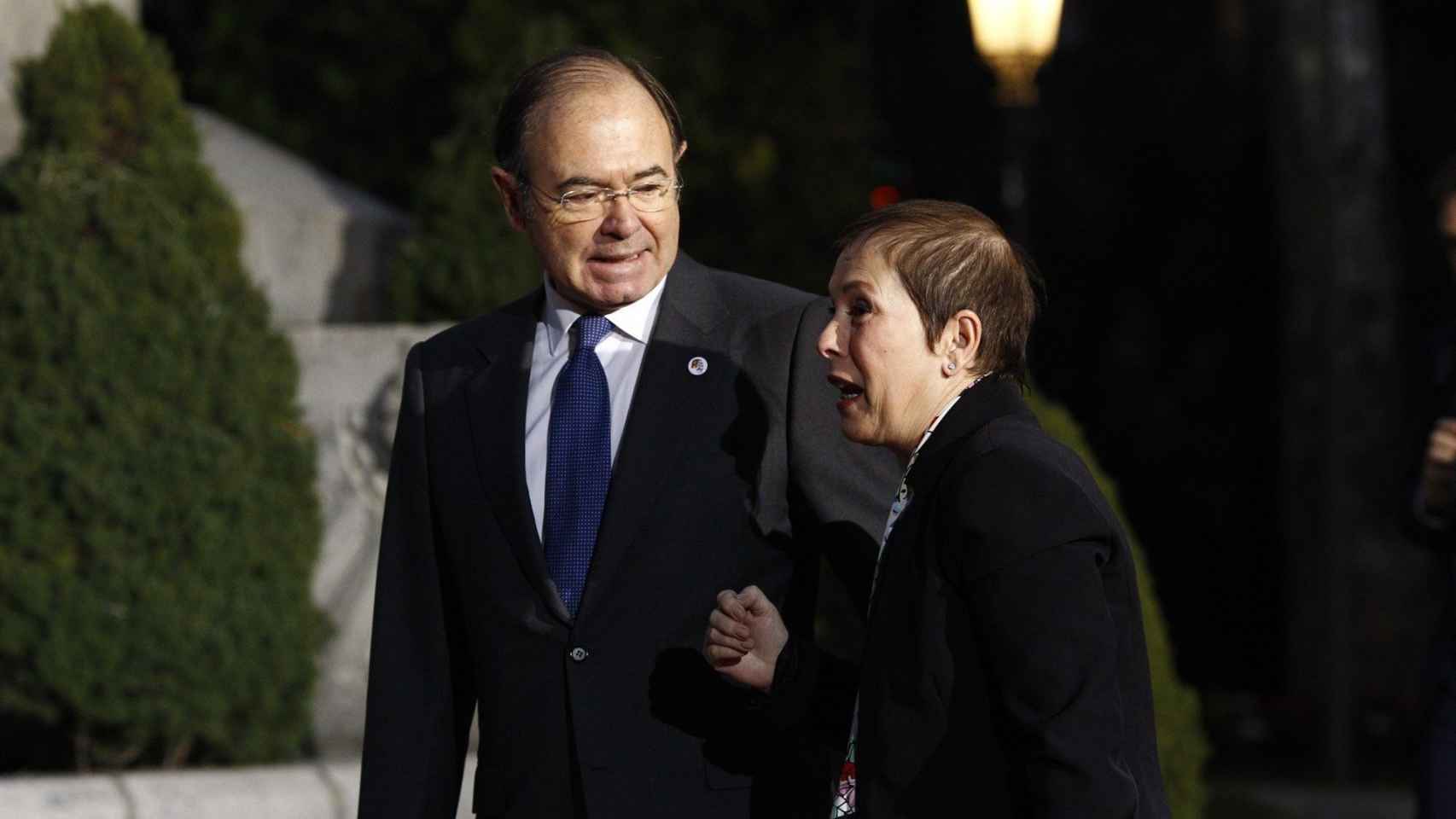 Uxue Barkos, presidenta de Navarra, ha sido recibida esta mañana a su llegada a la Conferencia por el presidente del Senado, Pío García Escudero / EFE