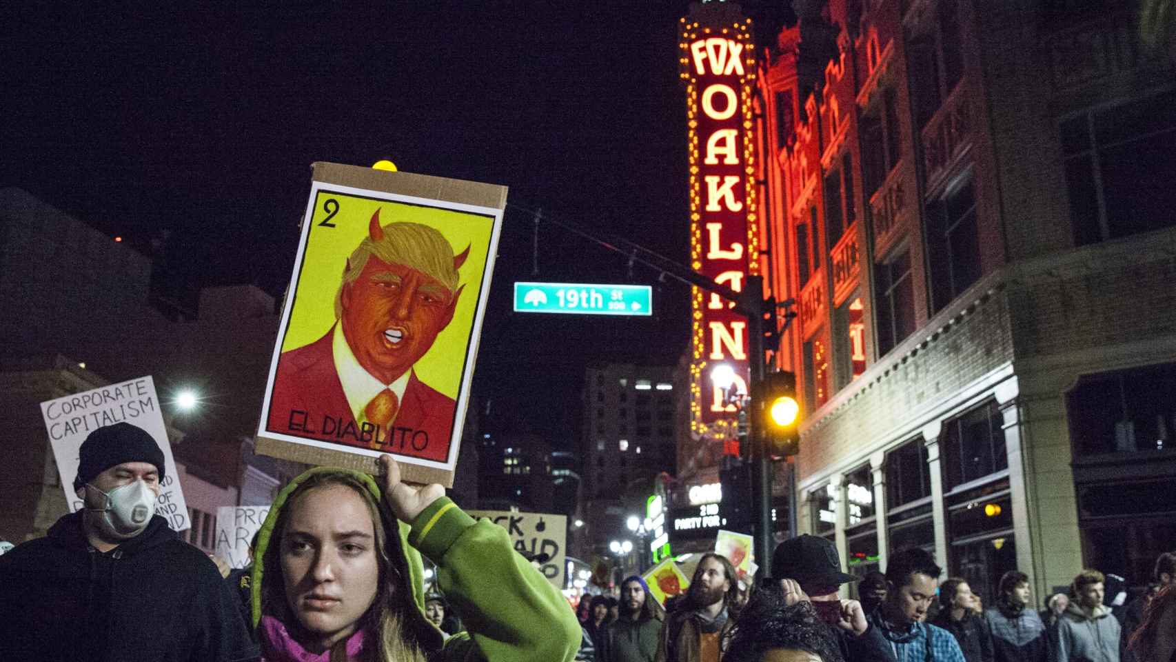 Manifestantes participan en una protesta en Oakland (California) contra la elección del republicano Donald Trump como nuevo presidente / EFE