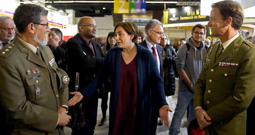 Ada Colau, con miembros del Ejército, en el Salón de la Enseñanza.